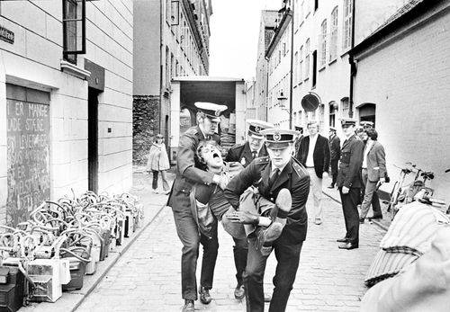 Kim Larsen bæres af betjente