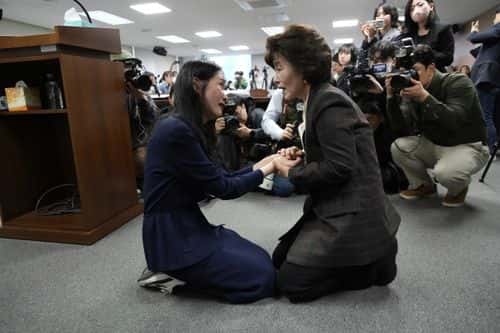 Sydkoreas Sandheds- og Forsoningskommission har fastslået, at Sydkorea har krænket adopteredes menneskerettigheder ved adoptioner til bl.a. Danmark. Kommissionens forperson trøster adoptivbarnet Yooree Kim ved en pressekonference i Seoul