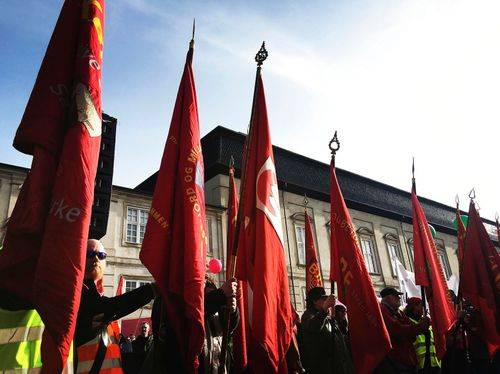 Demonstranter med røde faner i forbindelse med overenskomstforhandlingerne 2018.
