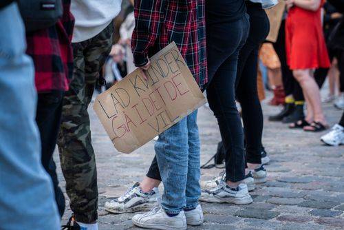 Papskilt med teksten "Lad kvinder gå i det de vil". Fra demonstration imod EU-dom om tørklædeforbud i 2021.