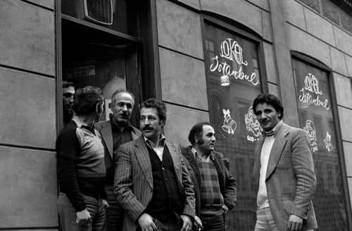 Tyrkiske gæstearbejdere foran Cafe Istanbul i København, 1971.