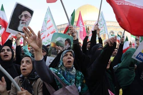 Demonstranter med iranske flag i Teheran.