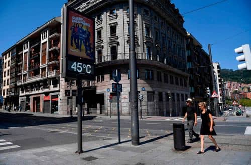 Udendørs termometer viser 45 graders varme i Bilbao i august 2024. Spanien blev ramt af flere ekstreme hedebølger i 2024.