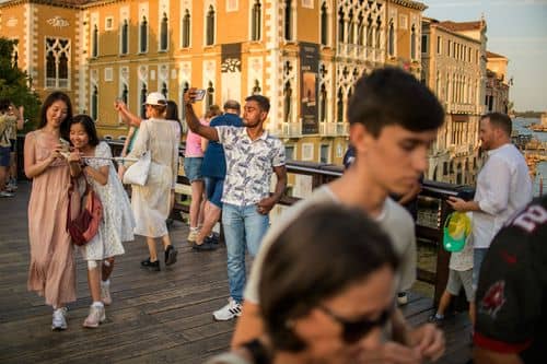 Turist tager selfie i Venedig
