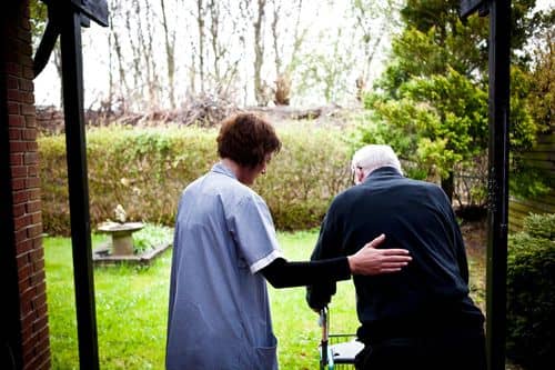 ældre mand med rollator