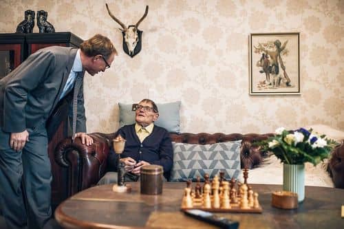 ældre beboer i sofa taler med Svendborgs borgmester