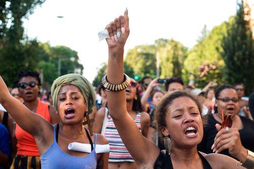 Sorte kvinder deltager i demonstration