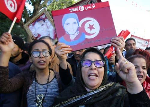 Folk demonstrerer på 7-året for Det Arabiske Forår.