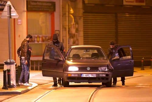 bil med personer omkring