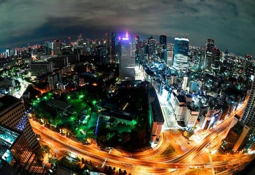 Et kik ud over Tokyo om natten den 30 april 2017 fra toppen af The Prince Gallery Tokyo Kioich.