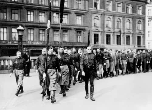 Konservative Ungdom marcherer med straarem og støvler i Københavns gader. (Udateret arkivbillede)