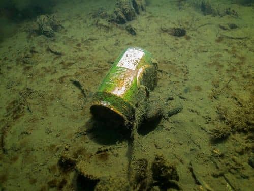 dåse på bunden af havn