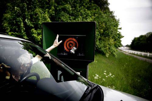 en person smider affald i en bilaffaldstragt