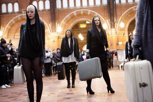 Kvinder klædt i sort