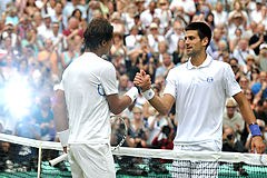 Spanske Rafael Nadal giver hånd til serbiske Novak Djokovic efter mændenes finalekamp i Wimbledon den 3. juli 2011. Djokovic vinder 6-4, 6-1, 1-6, 6-3.
Foto: Carl de Souza
