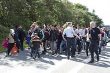 Flygtninge får frit lejde i Danmark. Politiet giver med regeringens velsignelse flygtninge lov til at rejse igennem landet i et forsøg på at nå Sverige. 10. september 2015.