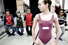 Børn fra Rådmannsgades skole på Nørrebro er i 2009 på besøg på balletskolen på Det kongelige Teater. 