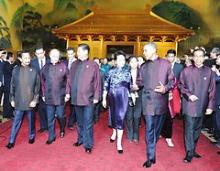 Verdens stærke mænd lægger arm i Kina ved et økonomisk ledermøde i november 2014. 