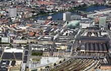 København var med 501.158 indbyggere i 2006 landets største by. Inklusiv byområder i nabokommunerne, som er vokset sammen med København (Hovedstadsområdet), havde byen i 2004 1.086.762 indbyggere.