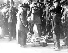 En kvinde er faldet om under en Suffragette demonstration i England.
