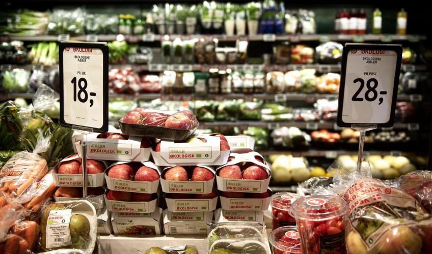 Økologisk frugt og grønt i supermarked