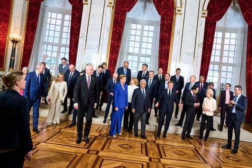 Gruppebillede af EU's topledere ved det uformelle topmøde på Christiansborg den 1. oktober 2025.