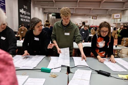 Tre personer i gang med fintælling af stemmer i Marselisborg Hallen i Aarhus onsdag den 25. marts 2026.
