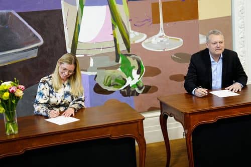 Folketingets nye medlemmer underskrev Grundloven på Christiansborg i København den 14. april 2026. Blandt dem var Stephanie Lose (V), da de 67 nyvalgte afgav løftet: »Jeg lover herved på ære og samvittighed at holde rigets grundlov.«