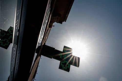 Solen skinner bag et oplyst apoteksskilt, der viser temperaturen 44°C under en hedebølge i den franske by Nantes i juli 2022.