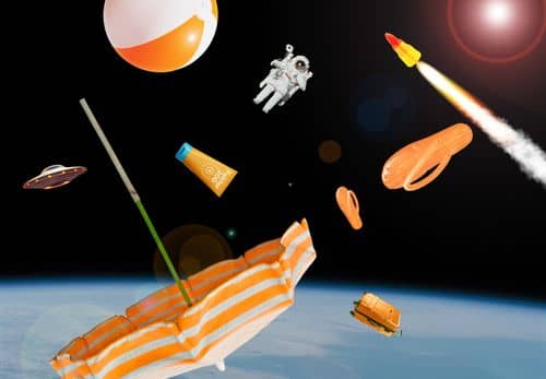 Sommergenstande som parasol, badebold, solcreme og sandaler svæver i rummet over Jorden sammen med en astronaut og en raket.