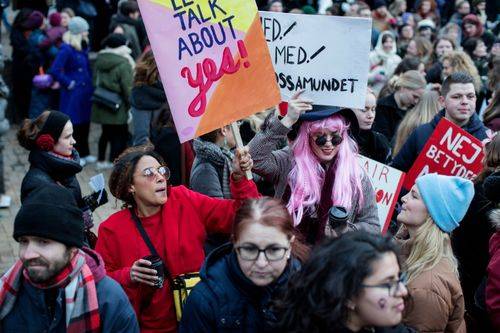 Kvinder med plakater under demonstrationen "Alle feminister på gaden", København, 2019
