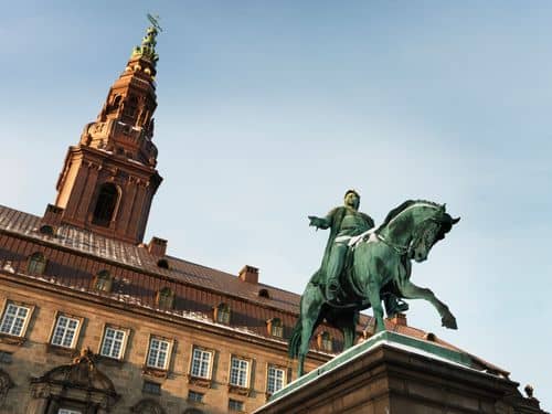 Christiansborg set udefra med rytterstatuen af Frederik d. 7. i forgrunden.