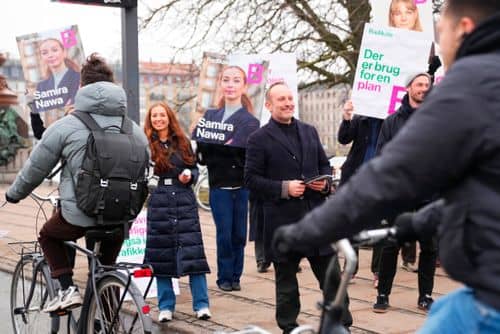 De Radikale deler valgmateriale ud ved cykelsti i København. På billedet ses bl.a. Martin Lidegaard med valgplakater i baggrunden.