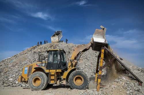 En bulldozer rydder op efter et tidligere israelsk luftangreb. Khan Younis, Gazastriben, 8. december 2025.