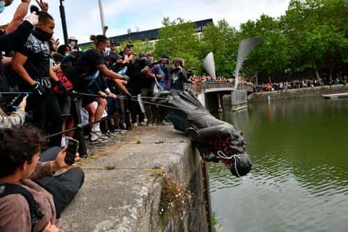 Demonstranter kaster en statue af slavehandleren Edward Colston i havnen i Bristol under en Black Lives Matter‑demonstration den 7. juli 2020