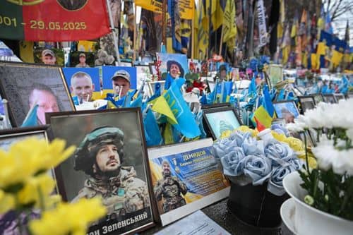 Portrætter og flag ved et mindesmærke for faldne ukrainske soldater på Uafhængighedspladsen i Kyiv den 24. februar 2026, hvor Ukraine markerer fireårsdagen for Ruslands invasion.