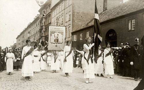 Kvinder med faner og bannere i forbindelse med Danske Kvinders Valgretstog d. 5. Juni 1915