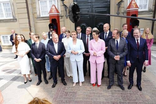 Gruppebillede af den ny regering på Amalienborg Slot i København, onsdag den 3. juni 2026. Regeringen består af Socialdemokratiet, SF, Radikale og Moderaterne.