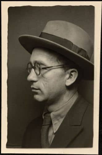 Portrætfoto af den dansk-norske forfatter Aksel Sandemose der skabte begrebet janteloven i romanen “En flygtning krydser sit spor".