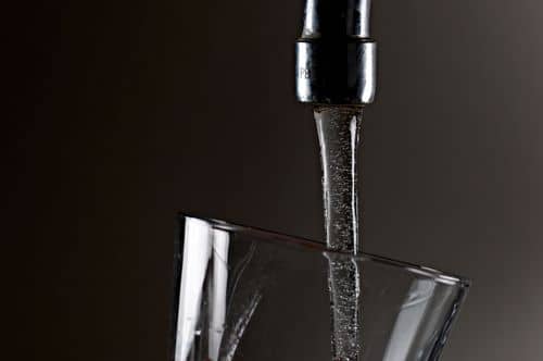 Vand fra vandhane fyldes i et glas