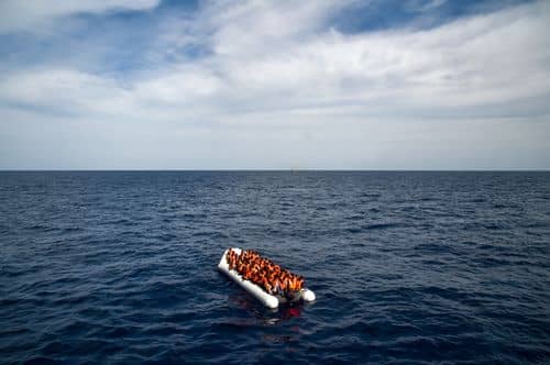Migranter og flygtninge på en gummibåd venter på at blive evakueret under en redningsaktion ud for Libyens kyst, november 2016