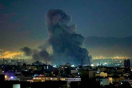 Røgsøjler stiger op efter missilangreb i Teheran den 1. marts 2026. USA's og Israels angreb har ført til iranske modangreb mod mål i Israel og amerikanske baser i Golfen