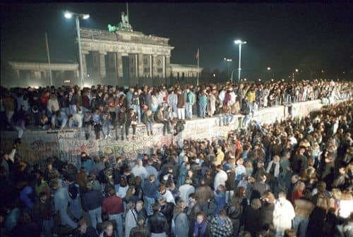 Mennesker på Berlinmuren i november 1989.