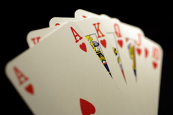 En pokerhånd, royal straight flush, es, konge, dame, knægt, tier i samme farve. Foto: Thomas Borberg/Polfoto