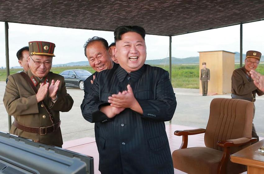 Udateret billede, som er udsendt af det statsejede nordkoreanske nyhedsbureau, med landets leder Kim Jong-un i midten. STR / Scanpix