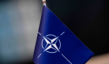 NATO-flag med logo
