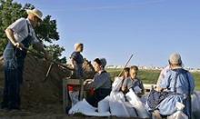 Medlemmer af Amish-samfundet fylder sandsække i Canton, Missouri. 17. juni 2008.