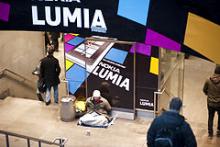 Tigger i kulden i Kongens Nytorv metro der er dækket af en reklame for Nokia Lumia mobiltelefon.