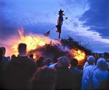 Heks bliver brændt på bål Sankt Hans aften på stranden i Liseleje. 23. juni 2002.