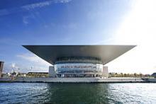 Operaen i København er tegnet af Henning Larsen.